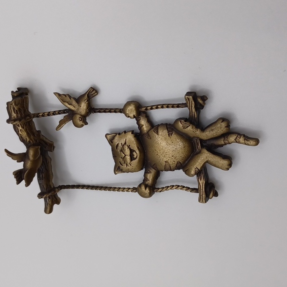 JJ Swinging Cat Brooch - Picture 5 of 5
